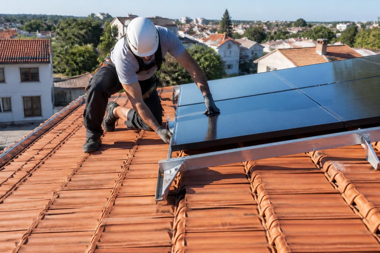 découvrez comment installer facilement des panneaux solaires sur une toiture à faible pente grâce à nos conseils pratiques et méthodes adaptées.